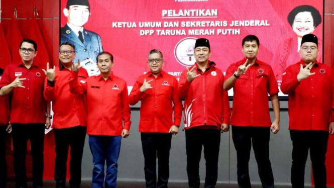 Sekjen DPP PDIP Hasto Kristiyanto saat melantik Hendrar Prihadi jadi Ketua TMP.