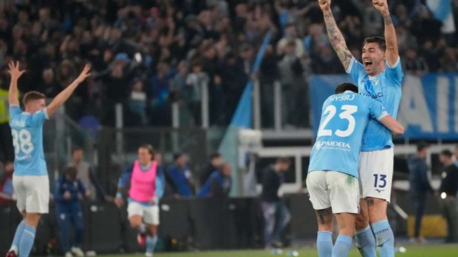 Pemain Lazio rayakan kemenangan atas AS Roma