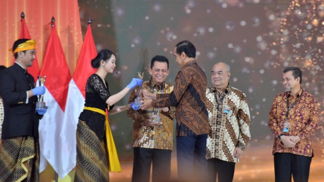 the hands over of the Covid-19 handling Award by President Joko Widodo