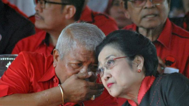 Ketua DPD PDI Perjuangan NTB Rachmat Hidayat bersama Megawati 