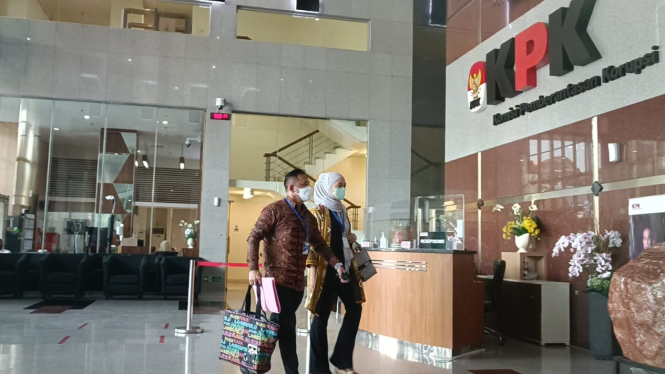 Kepala BPN Jakarta Timur, Sudarman Harjasaputra dan istri datangi KPK 