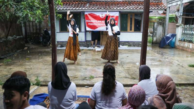 Pemuda Mahasiswa Nusantara menampilkan kreasi seni lengser dan jaipong