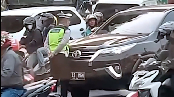 VIVA Otomotif: Viral polisi diseruduk Toyota Fortuner