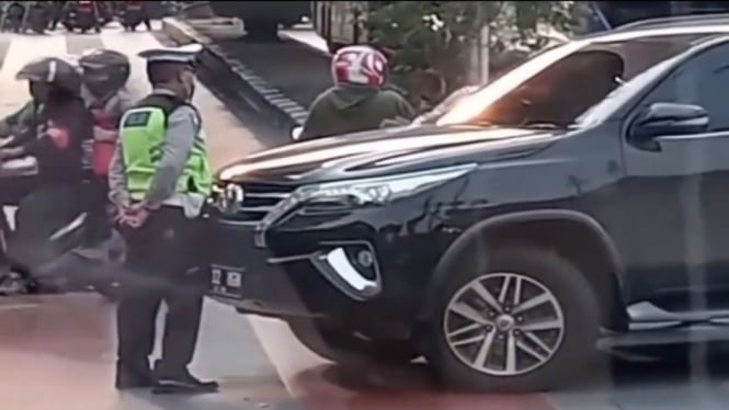 Polisi halangi mobil Fortuner diduga melanggar lalu lintas di Cengkareng