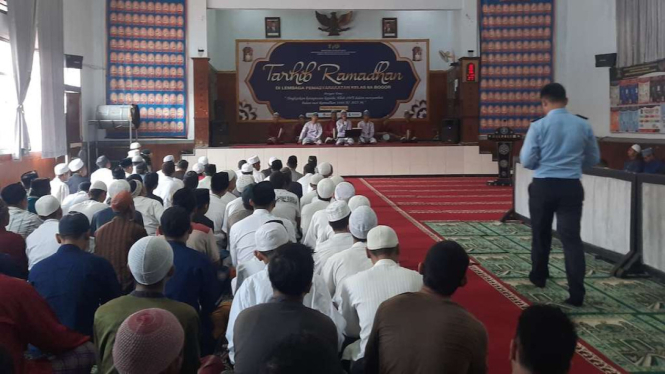 Para narapidana di Lapas Kelas II Bogor, Jawa Barat, mengikuti kegiatan Tahrib Ramadan 1444 Hijriah, Senin, 20 Maret 2023.