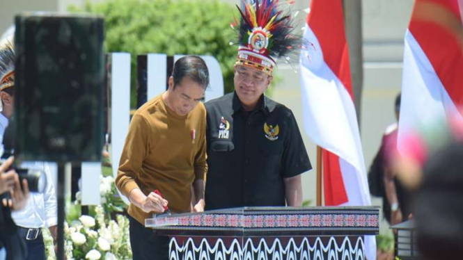 Presiden Jokowi meresmikan gedung Papua Youth Creative Hub (PYCH) di Jayapura