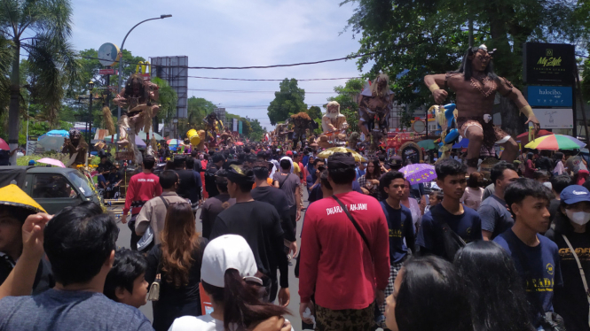 Warga Tumpah Ruah Menyaksikan Parade Ogoh-ogoh di Mataram