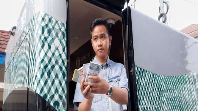 Wali Kota Solo Gibran Rakabuming usai menukarkan uang pecahan untuk Ramadan. 
