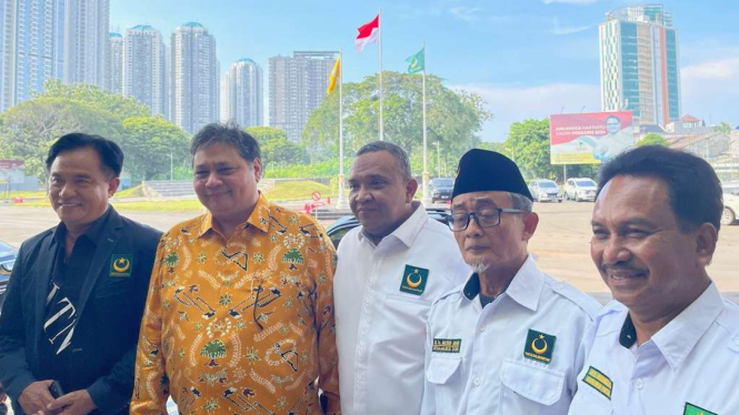 Ketua Umum Partai Bulan Bintang (PBB) Yusril Ihza Mahendra bertemu Ketua Umum Partai Golkar Airlangga Hartarto di kantor pusat Partai Golkar di Jakarta, Selasa, 21 Maret 2023.