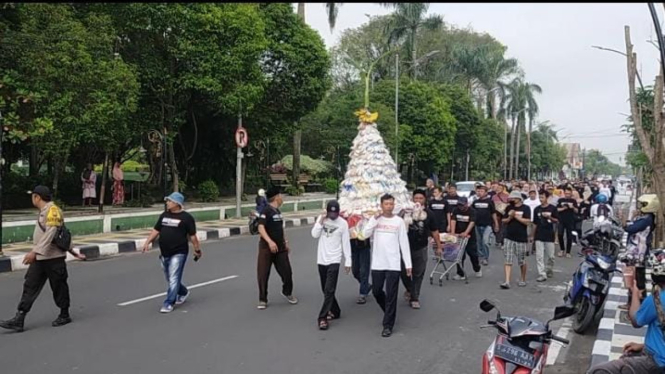 Pedagang pasar tradisional Kota Bojonegoro, Jawa Timur gelar arakan Gunung Apem