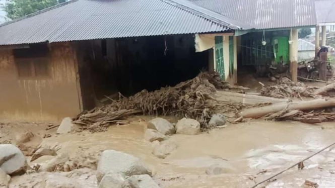 Rumah diterjang banjir bandang di Solok Sumbar.