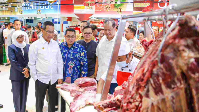 Pj Gubernur DKI Jakarta Heru Budi Hartono tinjau harga pangan di Transmart.