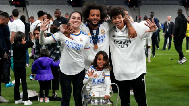 Legenda Real Madrid, Marcelo (tengah) dan anaknya, Enzo Alves (kanan)