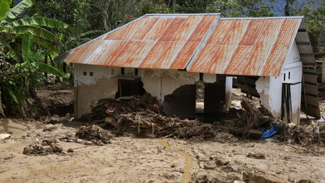 Rumah rusak akibat banjir bandang di Kabupaten Solok, Sumatera Barat.