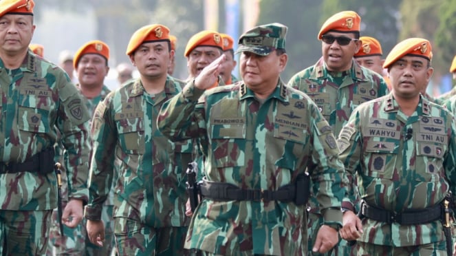 El Ministro de Defensa de Indonesia, Prabowo Subianto (centro).
