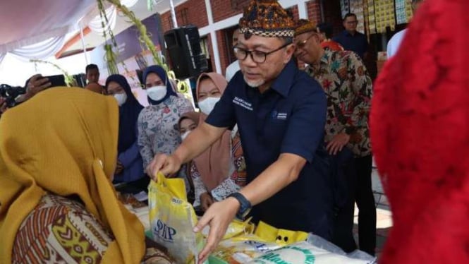 Menteri Perdagangan Zulkifli Hasan membagikan beras ke masyarakat usai meresmikan pasar rakyat dan tematik Ketidur, Kelurahan Surodinawan, Kota Mojokerto, Jawa Timur, Senin, 20 Maret 2023.