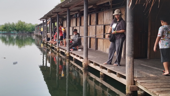 Suasana di pemancingan kawasan pesisir Kota Semarang.