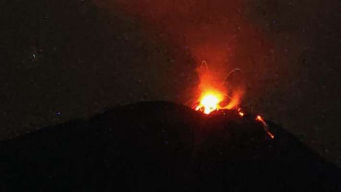 Pos Pemantau Gunung Ile Lewotolok di Kabupaten Lembata, Provinsi Nusa Tenggara Timur melaporkan terjadi kurang lebih 60 kali letusan atau erupsi di puncak gunung Ile Lewotolok tersebut pada Rabu, 22 Maret 2023.