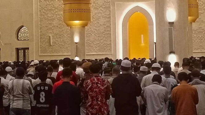 Ribuan umat Islam memadati Masjid Raya Sheikh Zayed di Solo, Jawa Tengah, untuk mengikuti salat tarawih pertama pada Ramadan 1444 H, Rabu malam, 22 Maret 2023.