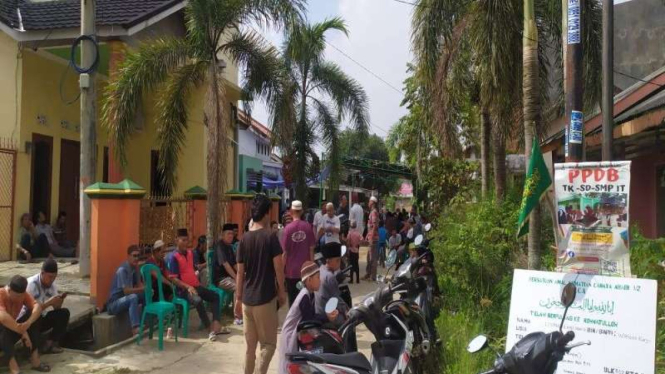 Suasana di sekitar rumah duka ketua masjid yang meninggal saat Salat Tarawih.