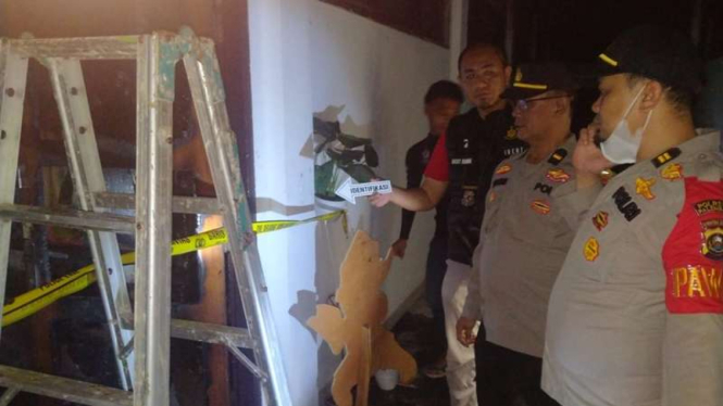 Polisi mengecek kebakaran di kantor Dispora Sumatera Selatan