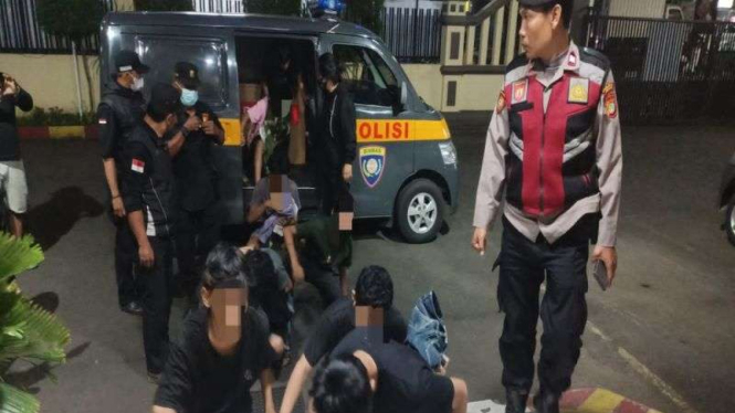 Polisi mengamankan 9 remaja yang diduga hendak tawuran di Tangerang.