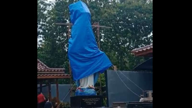 Patung Bunda Maria di Kulon Progo DIY ditutup terpal biru oleh pemiliknya 