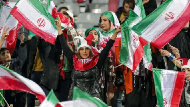Para wanita iran menonton sepakbola di stadion