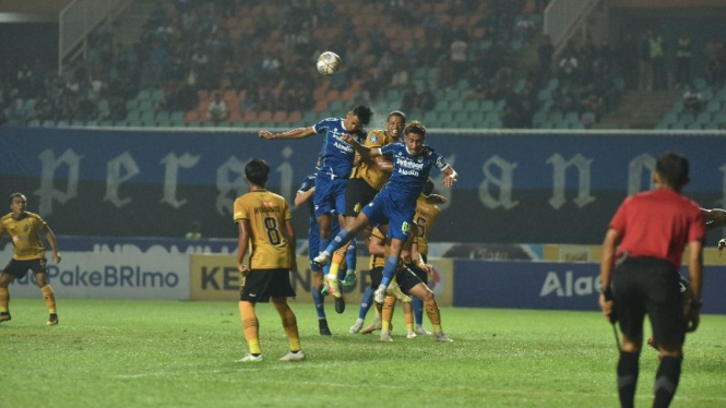 Bhayangkara FC menghadapi Persib Bandung