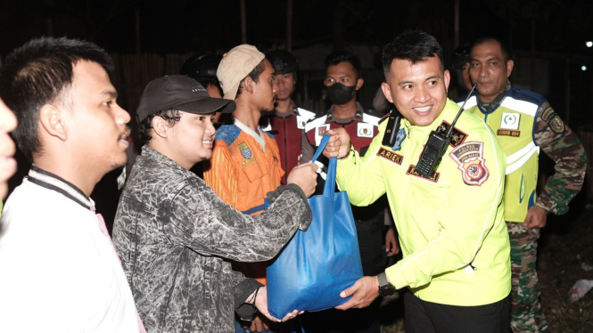 Polres Cirebon Kota Patroli Jelang Sahur dan Bagi-bagi Sembako