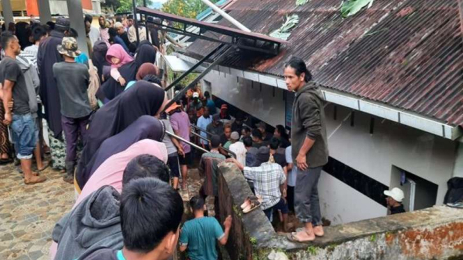 Kondisi tanah longsor menimpa WC Masjid di Ampekkoto Kabupaten Agam
