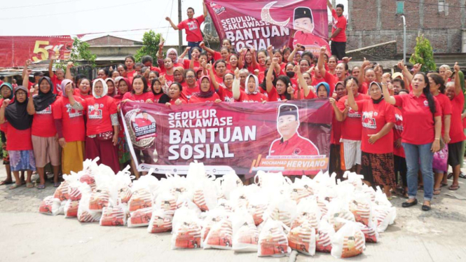 Relawan Sedulur Saklawase Memberi Bantuan Sosial ke Masyarakat wilayah Semarang