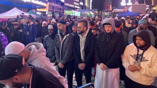 Situasi Salat Tarawih di Times Square New York AS