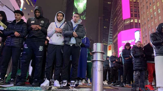 Situasi Salat Tarawih di Times Square New York AS