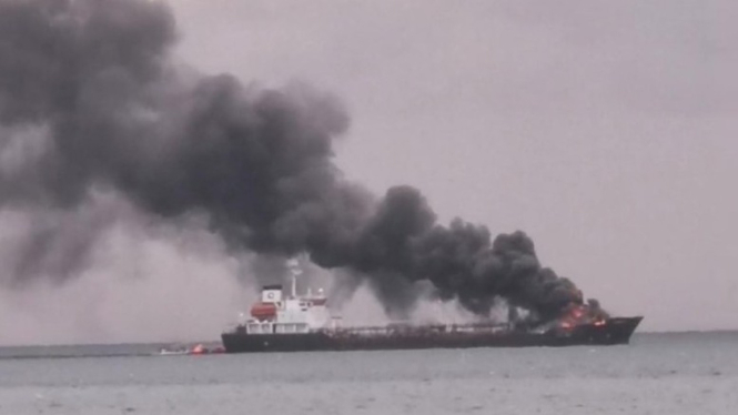 Kapal Pertamina terbakar di laut Ampenan Mataram, NTB.