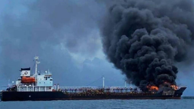 Kapal pengangkut BBM Pertamina terbakar di Perairan Mataram.