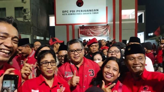 Sekjen PDIP Hasto Kristiyanto (tengah)