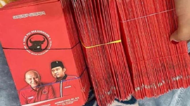 Amplop merah berlogo PDIP dibagikan di masjid Sumenep, Madura