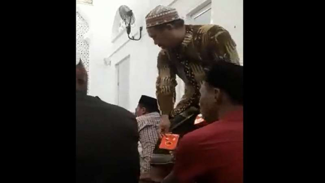 Viral amplop merah berlogo PDIP dibagikan di masjid Sumenep, Madura