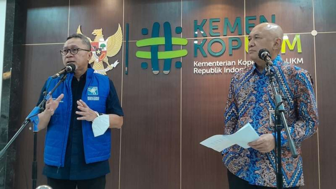 Mendag Zulkifli Hasan (kiri) dan Menkop UKM Teten Masduki