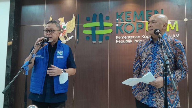 Menteri Perdagangan Zulkifli Hasan (kiri) dan Menteri Koperasi dan Usaha Kecil Menengah Teten Masduki (kanan) di kantor Kemenkop UKM, Jakarta, Senin, 27 Maret 2023.