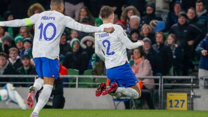 Kylian Mbappe dan Benjamin Pavard rayakan gol Timnas Prancis