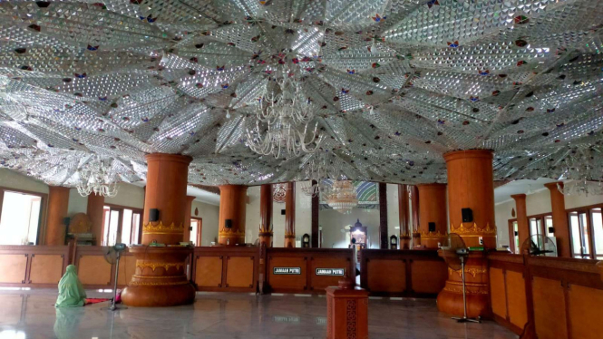 Masjid Agung Darussalam Bojonegoro Bergemerlap Bak Permata Berlian