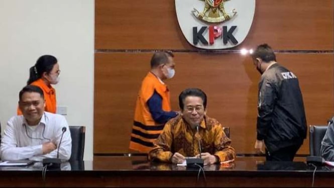 Bupati Kapuas Ben Brahim S Bahat dan istrinya, Ary Egahni Ben Bahat, yang juga anggota DPR RI dari Fraksi Partai Nasdem di kantor KPK, Jakarta, dalam konferensi pers, Selasa, 28 Maret 2023.