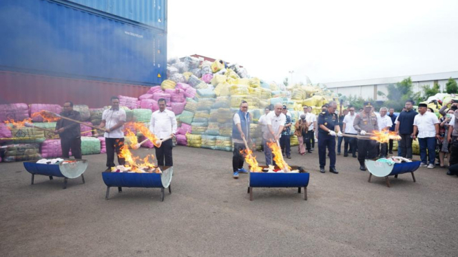 Mendag Zulhas bakar ribuan bal baju bekas impor ilegal