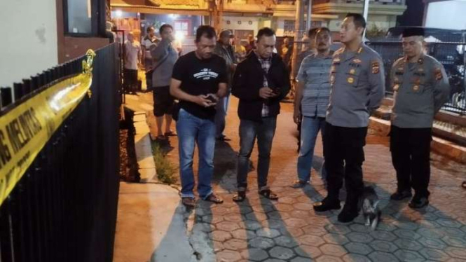 Kepala Polresta Bandung Kombes Pol Kusworo Wibowo meninjau rumah eks ketua Komisi Yudisial Jaja Ahmad Jayus di kompleks GBA, Kabupaten Bandung, Jawa Barat, Selasa malam, 28 Maret 2023.