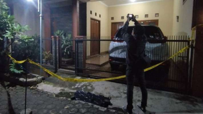 Rumah mantan ketua Komisi Yudisial Jaja Ahmad Jayus dipasang garis polisi di kompleks Griya Bandung Asri, Kabupaten Bandung, Jawa Barat, Selasa, 28 Maret 2023.