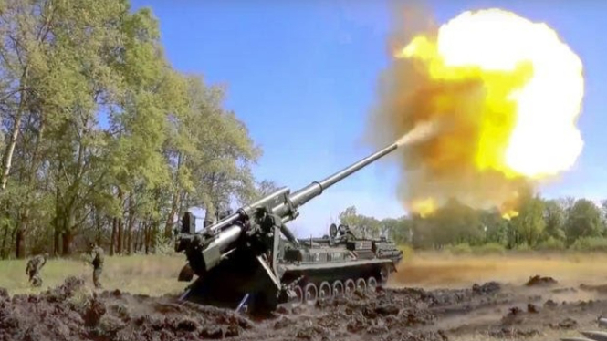VIVA Militer: Serangan artileri 2S7 Pion militer Rusia di Ukraina