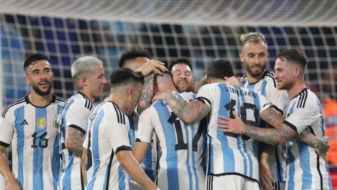 Pemain Timnas Argentina rayakan gol Lionel Messi