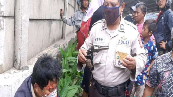 Pelaku pencurian (duduk) ditangkap di Cilincing, Jakut.